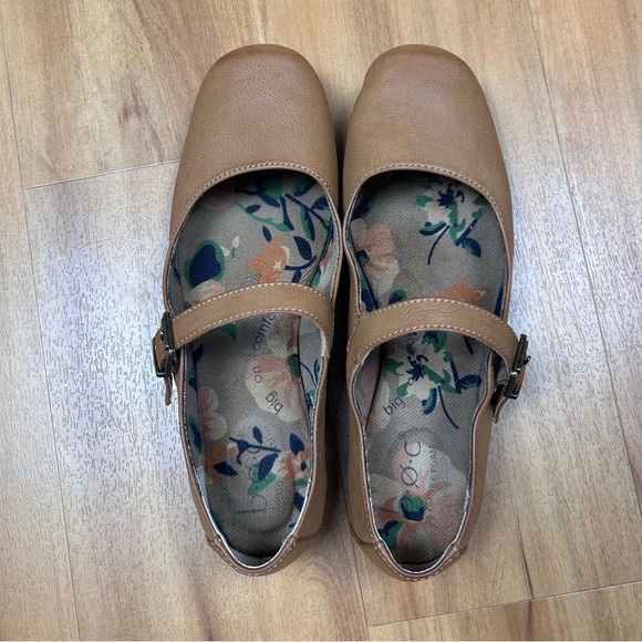 BOC Tan Leather Flats with Strap and Rounded Toe - Picture 2 of 9